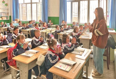 2023年5月，西北師范大學(xué)學(xué)生在新疆阿克蘇地區(qū)溫宿縣吐木秀克鎮(zhèn)第一小學(xué)實習(xí)支教。 卓杰攝