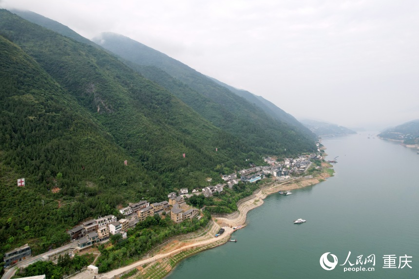 位于長(zhǎng)江南岸的三峽里·竹枝村。人民網(wǎng)記者 劉政寧攝