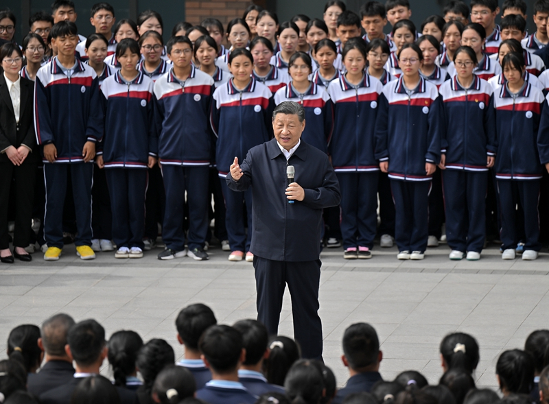 2024年6月18日,習(xí)近平總書(shū)記在青海果洛西寧民族中學(xué)考察時(shí),同師生們親切交流。 2024年6月18日,習(xí)近平總書(shū)記在青海果洛西寧民族中學(xué)考察時(shí),同師生們親切交流。