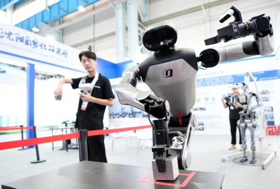 9月5日,在沈陽的2025全球工業(yè)互聯(lián)網(wǎng)大會(huì)的展覽區(qū)現(xiàn)場,中國科學(xué)院沈陽自動(dòng)化研究所的機(jī)器人工程師在調(diào)試具身智能操作系統(tǒng)。新華社記者 李鋼 攝