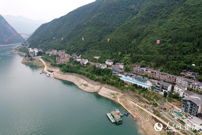 三峽里·竹枝村全長(zhǎng)2.5公里,如一條絲帶分布于長(zhǎng)江沿線。人民網(wǎng)記者 劉政寧攝