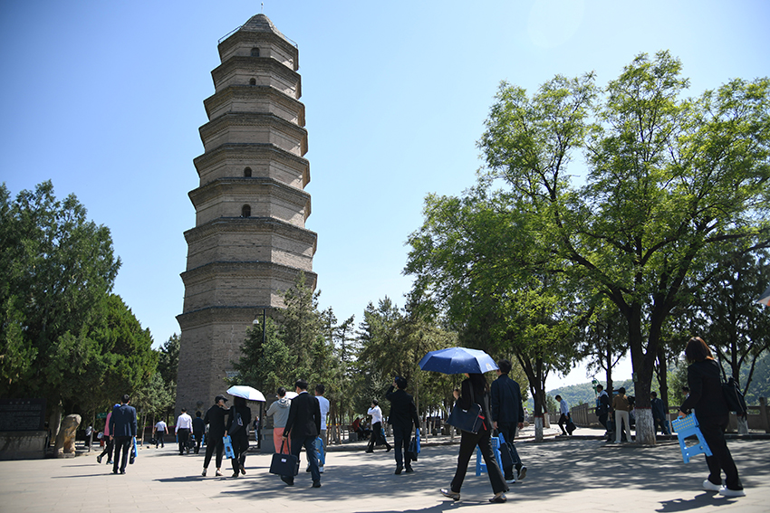 圖為2024年5月7日,游客在延安寶塔山參觀。 新華社記者 張博文 攝